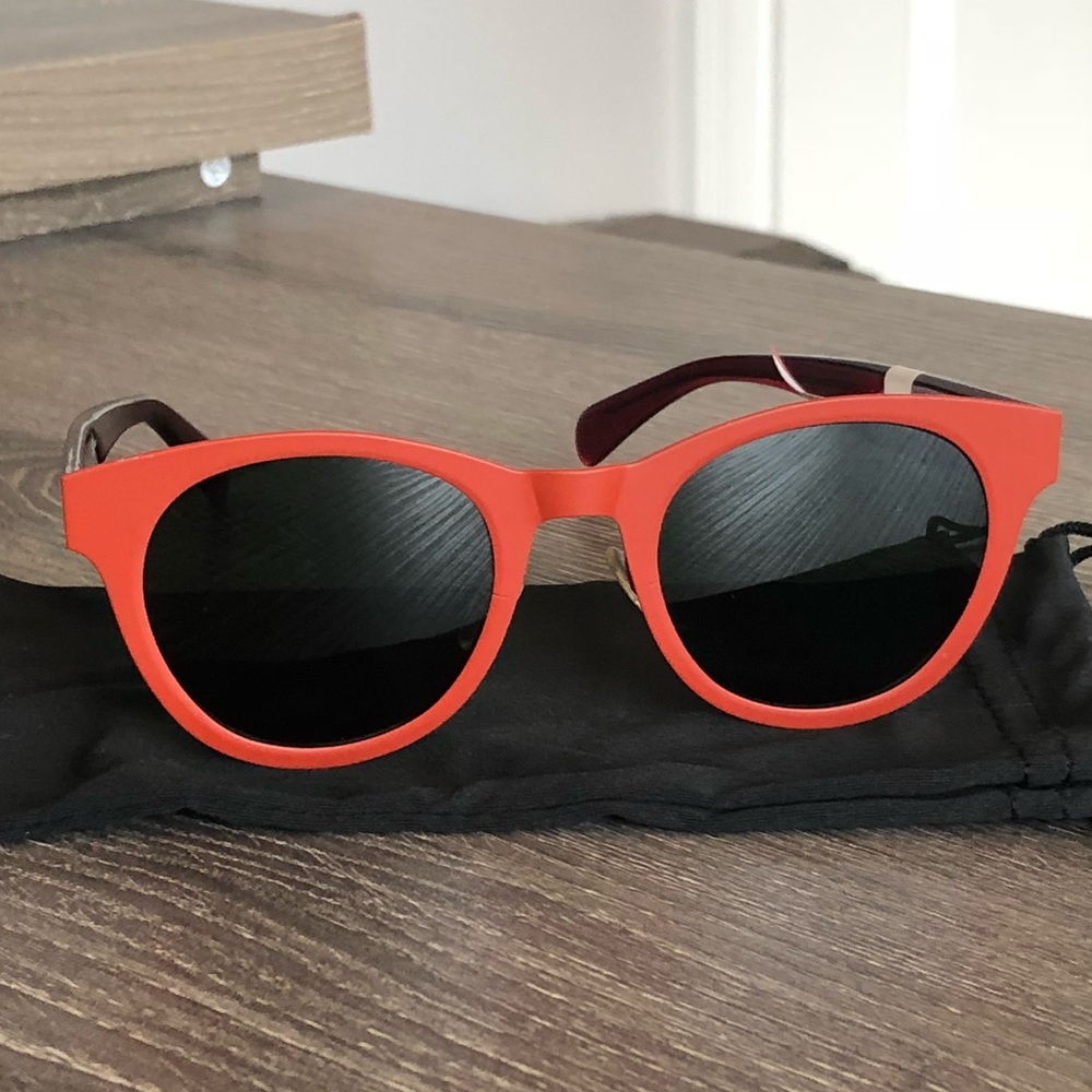 Céline Mila sunnies in red!